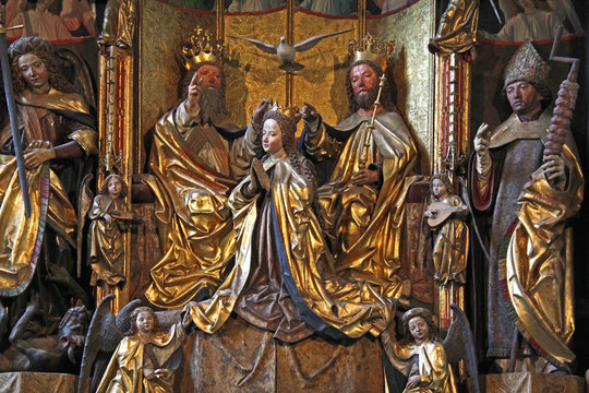 incoronazione di Maria tra i Santi Michele ed Erasmo; altare scolpito di Michael Pacher nella vecchia chiesa parrocchiale di Gries (Bolzano)