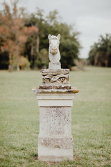 Obraz premium Statue dans le jardin