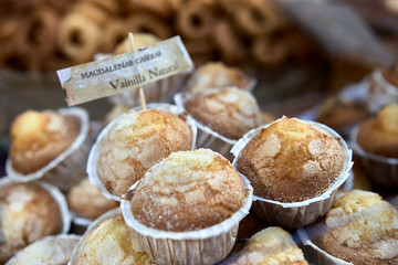 Pastelería. Escaparate con diferente tipo de postres.