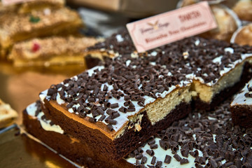 Pastelería. Escaparate con diferente tipo de postres.