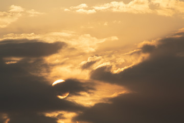 Sol encoberto pelas nuvens no entardecer