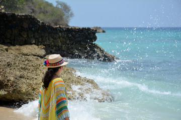 Mujer latina frente al mar caribe