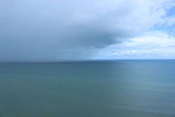 Fototapeta na wymiar Lluvia en medio del mar