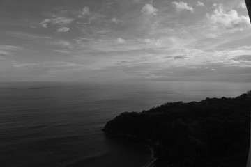 Mar y cielo en blanco y negro