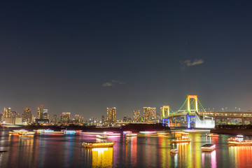 Fototapeta na wymiar 東京お台場の夜景　レインボーブリッジと屋形船