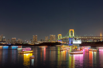 Fototapeta na wymiar 東京お台場の夜景　レインボーブリッジと屋形船