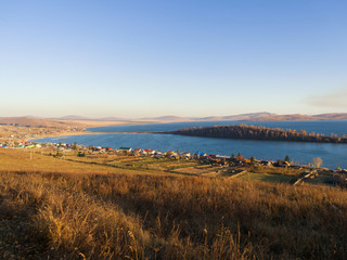 Obraz premium Siberian village near the big lake. Autumn landscape