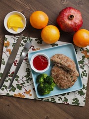 함박스테이크와 과일, 케찹 