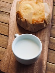 흰색 도자기잔에 담긴 신선한 우유 