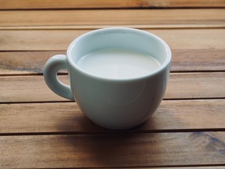 흰색 도자기잔에 담긴 신선한 우유 