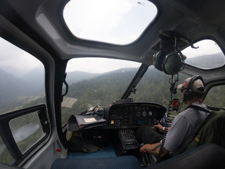 ヘリコプターの操縦席
