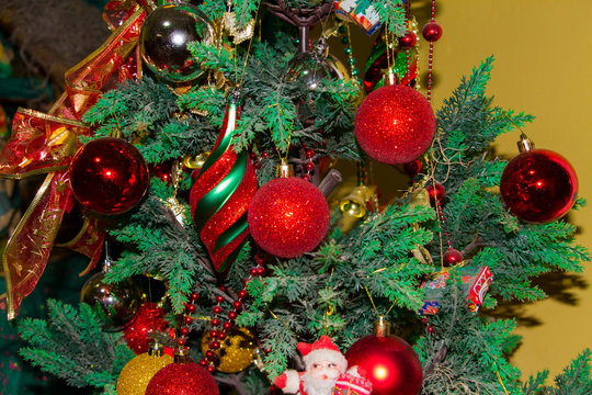 Arbol navideno decorado con pelotas de colores y lasos