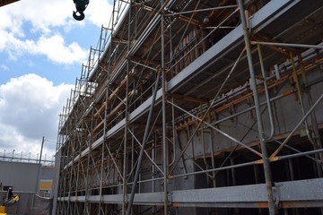 建設工事現場の足場