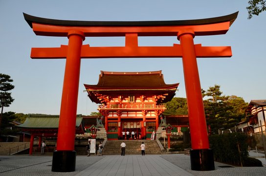 Fushimi Inari-Taisha: santuario sinto&iacute;sta de los 32.000 torii