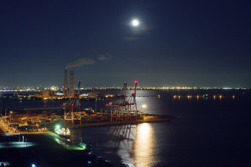 月に照らされる港