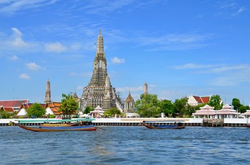 Naklejka premium Wat Arun:templo budistadel amanecer