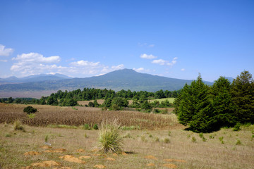 Paisaje de campo y montaña en Michoacan