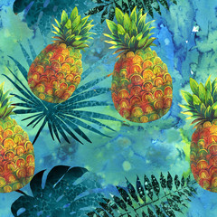Bunte braune Ananas vor dem Hintergrund von Wasser und den exotischen tropischen Blättern von Monstera und Papaya. Dekoratives nahtloses Aquarellmuster für Design, Stoff, Packpapier, Wohnkultur.