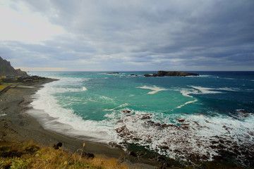 Fototapeta na wymiar 冬の日本海、繊細なレースのように美しい白波