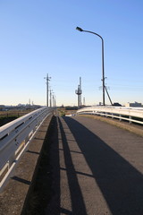 冬空と農道に通じる橋風景