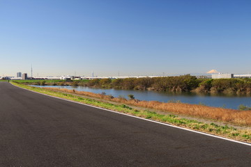 サイクリング道路と冬の江戸川風景