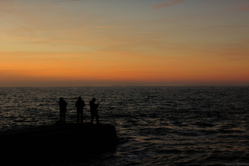 Angler in der Dämmerung