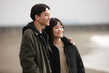 海を眺めるカップル
