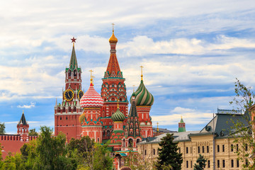Obraz premium View of St. Basil's Cathedral and Spasskaya tower of Kremlin on Red Square in Moscow, Russia