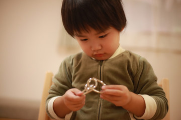 知恵の輪で遊ぶ男の子