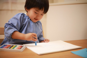 お絵描きする幼稚園児