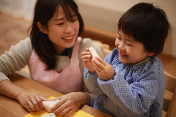 ねんどで遊ぶ男の子と保育士イメージ