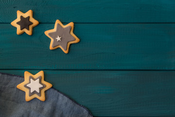 Kekssterne auf Holzlatten