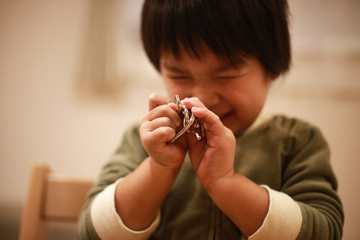 知恵の輪で遊ぶ男の子