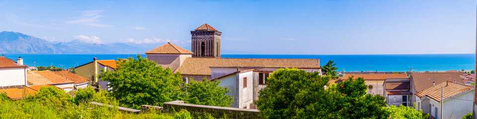 Über die Dächer von Policastro auf den gleichnamigen Golf