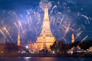 Obraz premium Wat Arun temple in bangkok with fireworks. New year and holiday concept.