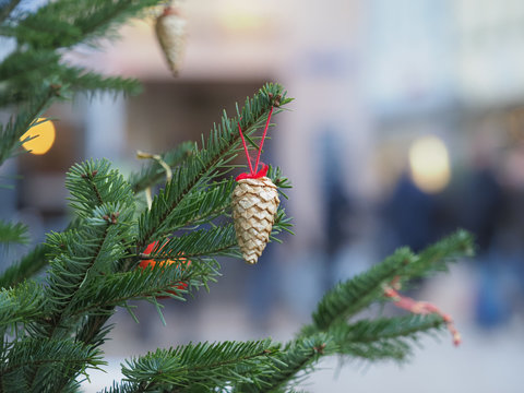 Weihnachten in der L&uuml;neburger Innenstadt mit Weihnachstschmuck eines Tannenzapfens aus Stroh