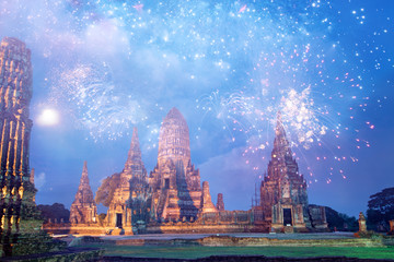 Obraz premium Beautiful Buddhist temple at night with fireworks for celebrations.