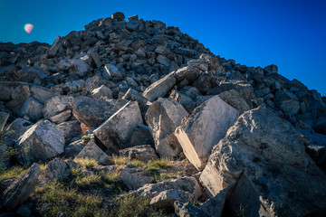 Pila de rocas cayendo de una montaña