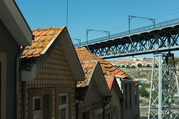 Häuser vor der Brücke Dom Luis in Porto