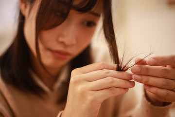 Obraz premium 髪に触れる女性