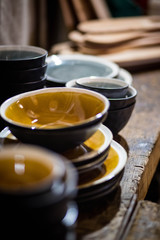 vaisselle design et art de la table  sur une table en bois