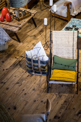 Chaise d’intérieur en acier noir avec des coussins et un sol en bois 