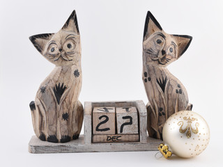 holzkalender katzen mit weihnachtskugel
