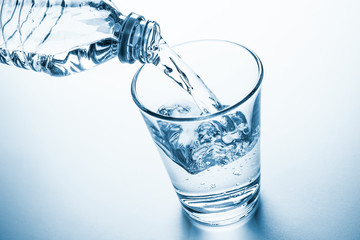 Nalewanie wody do szklanki