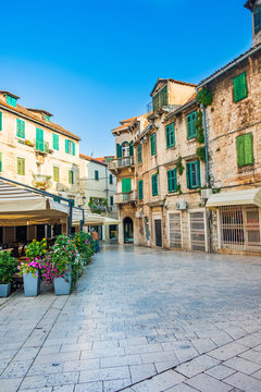 Fototapeta Croatia, city of Split, old Romanesque houses on Fruit Square in the Diocletians Palace section of Old Town