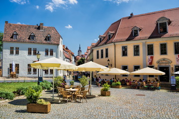 naumburg, deutschland - kleiner idyllischer platz vor dem dom st. peter und paul in der altstadt