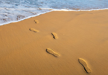 Fußspuren ins Meer