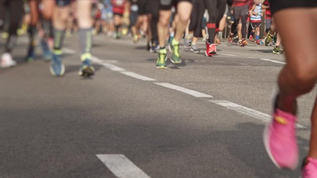 Muchas personas corriendo marat&oacute;n en barcelona