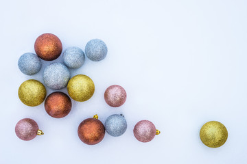 Obraz premium Multi-colored Christmas toys in the snow