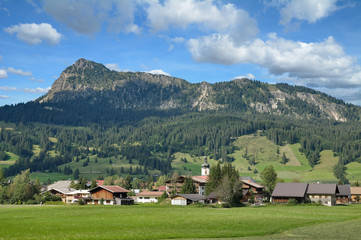 Fototapeta na wymiar Urlaubsort Tannheim im Tannheimer Tal,Tirol,Österreich